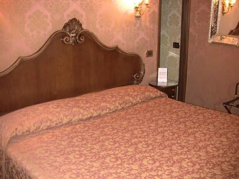 Hotel Lisbona Βενετία 3*,
