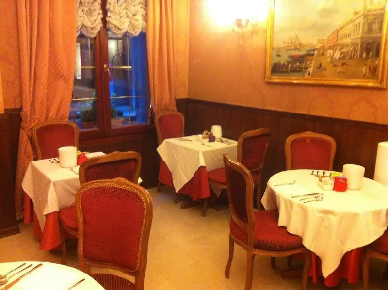 Hotel Lisbona Venice 3*,